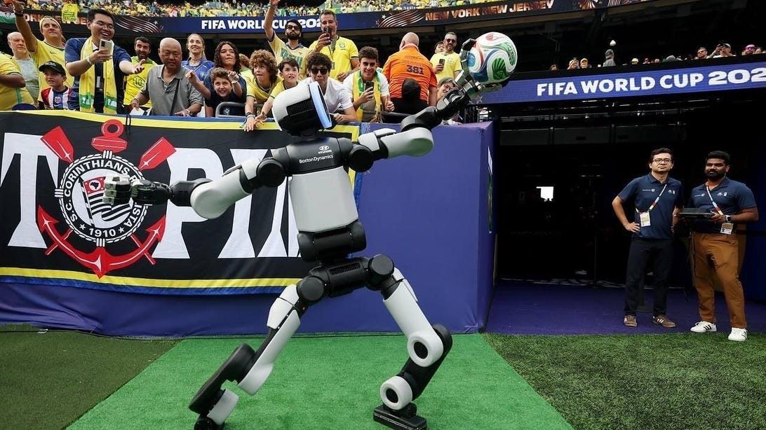 Boston Dynamics'in Atlas Robotu Futbol Oynama Becerisi Kazandı