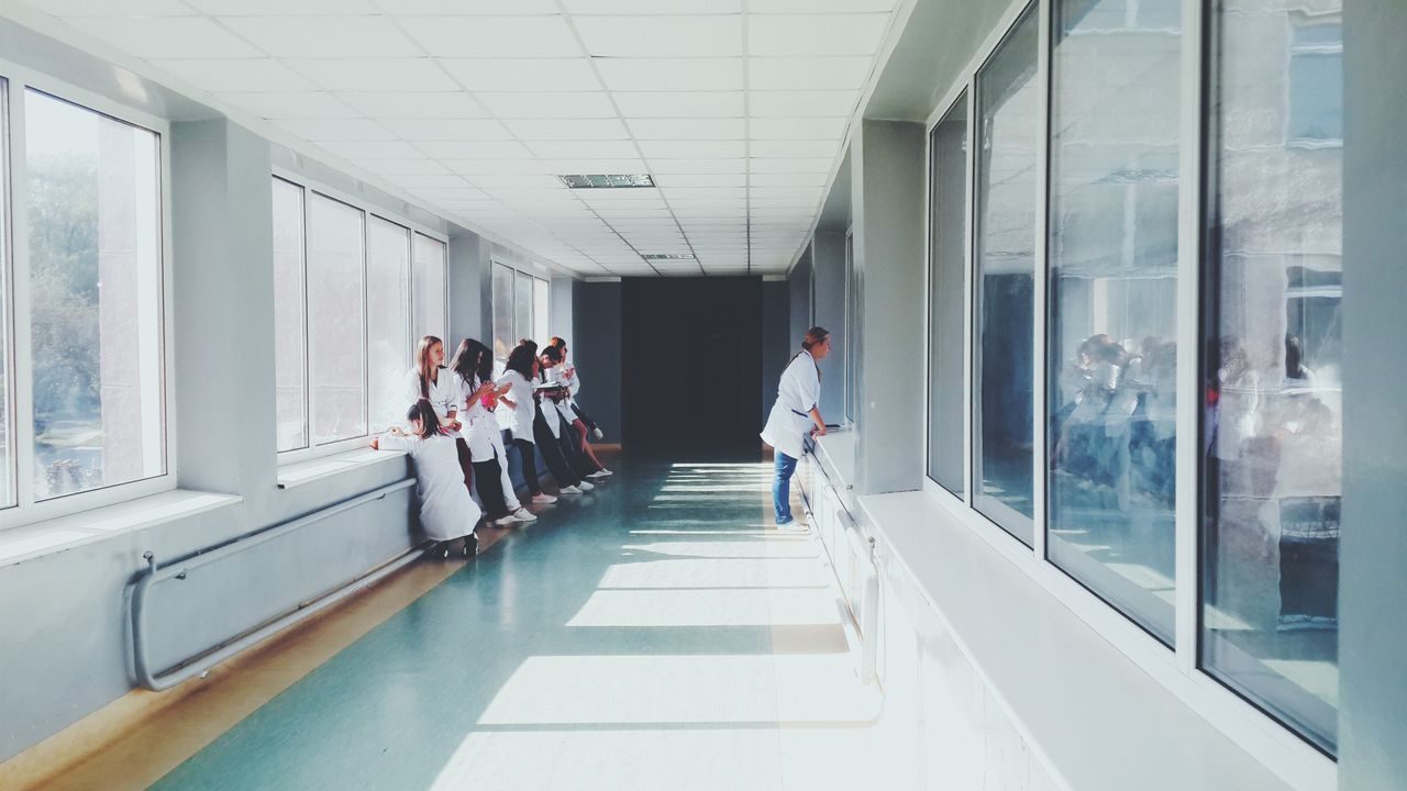 NHS, Hasta Kayıtlarına Yetkisiz Erişimi Önlemek İçin Cezalandırma Tehdidi Etti
